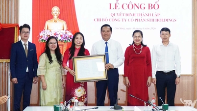 Establishing the first Party branch for private enterprises in Gia Sang ward.