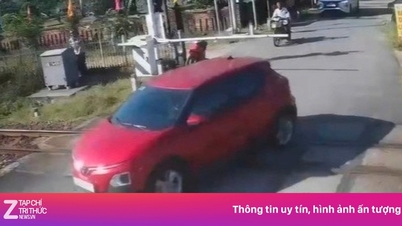 Un conducteur de voiture électrique franchit imprudemment une barrière de chemin de fer.