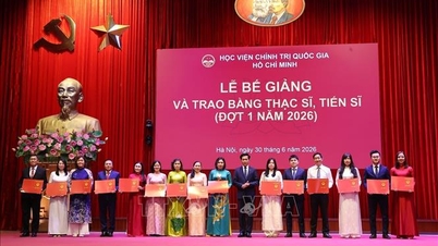 호찌민 국립정치학원은 2026년도 첫 번째 석사 및 박사 학위 수여식을 개최했습니다.