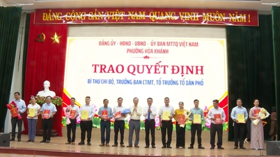 El distrito de Hoa Khanh anuncia resoluciones y decisiones sobre la reestructuración de los grupos residenciales, las secciones del Partido y el comité de trabajo del Frente de la Patria.