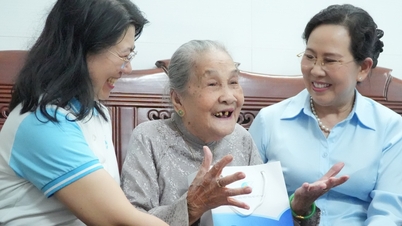 Le Thi Thuy, leder av Vietnams kvinneunion, besøker og overrekker gaver til vietnamesiske heroiske mødre og familier til støttemottakere i Tay Ninh.