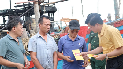 Wilayah Nghe An segera melawat dan memberikan sokongan kepada keluarga selepas kebakaran yang memusnahkan tiga buah bot nelayan.
