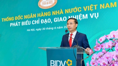 팜 득 안 주지사는 고위 인사 결정 및 BIDV에 파견될 주정부 대표를 발표하기 위해 회의에 참석했습니다.