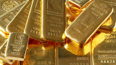 Os preços mundiais do ouro registram a maior queda em 13 anos.