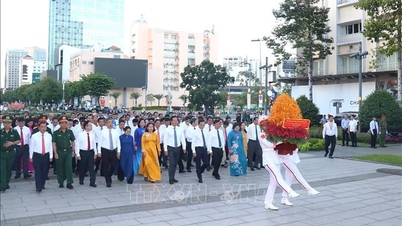 50-årsjubileum av Ho Chi Minh-staden: Kransnedläggning till minne av president Ho Chi Minh