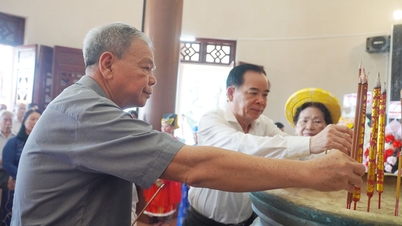 Offerta di incenso in memoria della figura culturale Nguyen Dinh Chieu.