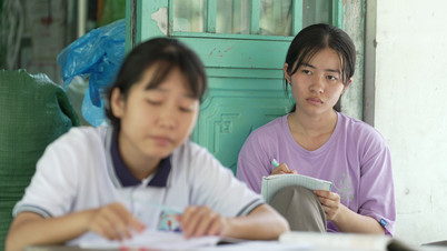 Dans une maison familiale vietnamienne : après le décès de leur père, la sœur aînée a mis de côté son rêve d’aller à l’université pour soutenir les études de sa cadette.