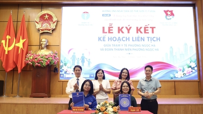 Kelurahan Ngoc Ha menandatangani program kerja sama, menerapkan komitmen elektronik pada pekerjaan kependudukan.