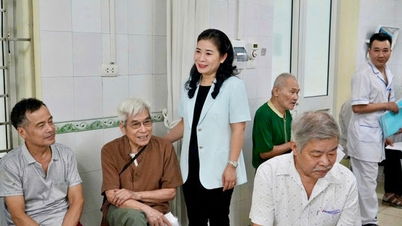 Wad Thanh Xuan menjalankan pemeriksaan kesihatan secara berkala dan saringan percuma untuk penduduk, dan mengucapkan terima kasih kepada mereka yang telah memberikan perkhidmatan yang berjasa.