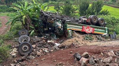 Dopo aver sfondato la ringhiera del ponte, un camion che trasportava sabbia è precipitato nel burrone, frantumandosi in mille pezzi.