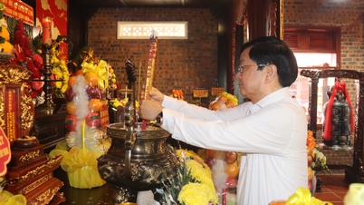 លោក ង្វៀន វ៉ាន់ ក្វៀត លេខាបក្សខេត្ត បានអុជធូបរំលឹកវិញ្ញាណក្ខន្ធលោក ង្វៀន ឌីញ ចៀវ។