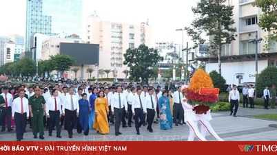 Cidade de Ho Chi Minh: Deposição de coroas de flores em memória do Presidente Ho Chi Minh, no 50º aniversário da cidade ter recebido o seu nome.