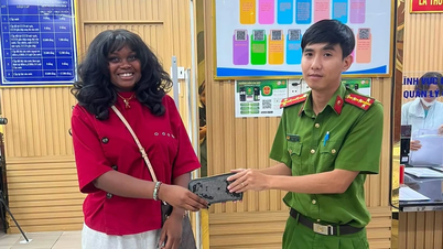 អ្នកទេសចរជនជាតិបារាំងរូបនេះមានសេចក្តីរីករាយយ៉ាងខ្លាំងដែលបានទទួលរបស់របរដែលបាត់បង់របស់នាងមកវិញ។