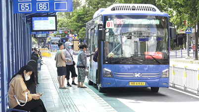 הו צ'י מין סיטי: תושבים משתמשים בהתלהבות באוטובוסים ביום הראשון ליישום מדיניות האוטובוסים החינמיים.