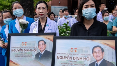 数千人の医師、看護師、学生が沿道に並び、グエン・ディン・ホイ教授に別れを告げた。