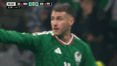 Het moment waarop een Mexicaanse speler iets tegen de scheidsrechter zegt, ging viraal.