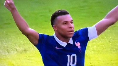 Le coq gaulois chante bruyamment.