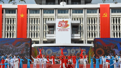 Ho Chi Minh Şehri, Başkan Ho Chi Minh'in adını taşıyan şehrin 50. yıldönümünü kutlayan bir dizi etkinlikle hareketli bir gün geçiriyor.
