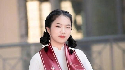 Female student from a rural school achieves a perfect score of 30/30, becoming the top student in the B00 subject group.