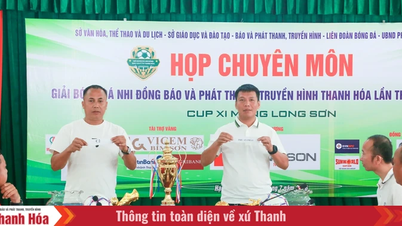 Tirage au sort de la phase de groupes du tournoi de football pour enfants du journal Thanh Hoa et de la radio-télévision.