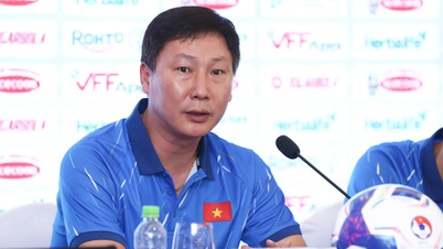 HLV Kim Sang Sik tìm giải pháp kết hợp Xuân Son, Hoàng Hên và Tài Lộc