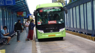 TP.HCM miễn phí vé xe buýt: Người dân hào hứng ngày đầu "lên xe không mất tiền"