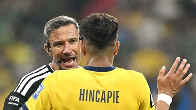 فازت المكسيك على الإكوادور 2-0: تلقى بييرو هينكابي بطاقة حمراء نادرة بسبب تغطية فمه.