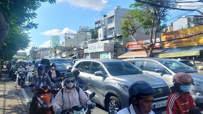 Strada Nguyen Tat Thanh urmează să fie lărgită: Tinerii așteaptă să se termine ambuteiajele.