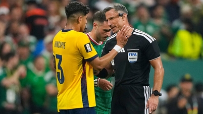 Ecuadorianischer Star vergisst die Regel zur Roten Karte, mexikanischer Spieler fordert den Schiedsrichter auf, die Rote Karte zu zeigen.