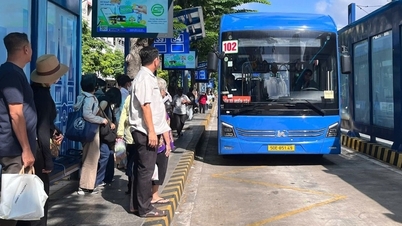 Ilmainen bussikuljetus Ho Chi Minh Cityssä ensimmäisenä päivänään: Odottamattomia näkyjä kaupungin keskustan bussipysäkeillä.