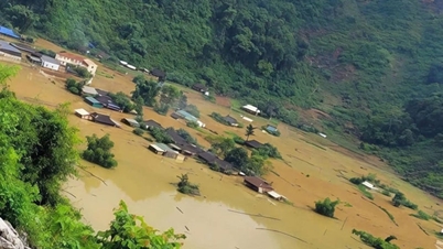 Le squadre di soccorso si addentrano nella giungla per raggiungere 25 famiglie gravemente colpite dalle inondazioni a Cao Bang.