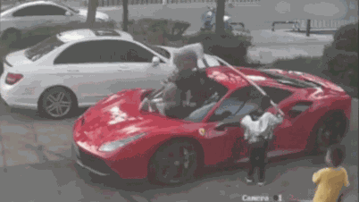 Een Ferrari-supercar werd door buurtkinderen vernield en omgebouwd tot een glijbaan.