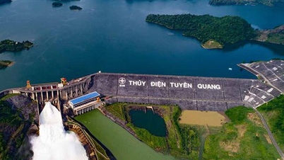 La centrale idroelettrica di Tuyen Quang apre una delle paratoie di fondo.
