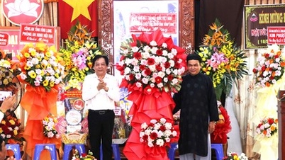প্রাদেশিক পিতৃভূমি ফ্রন্ট হোয়া হাও বৌদ্ধ সম্প্রদায়ের প্রতিষ্ঠাবার্ষিকী উপলক্ষে পরিদর্শন করে অভিনন্দন জানিয়েছে।