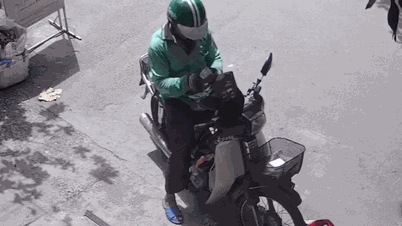 رد فعل غير متوقع من سائق توصيل في مدينة هو تشي منه بعد تلقيه بقشيشًا قدره 7000 دونغ فيتنامي من أحد الزبائن.