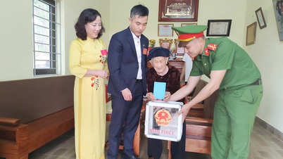 Air mata seorang ibu setelah mengucapkan selamat tinggal kepada anak-anaknya yang tidak akan kembali.