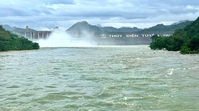ভারী বৃষ্টির কারণে তুয়েন কোয়াং জলবিদ্যুৎ কেন্দ্র তার জলকপাটগুলো খুলে দেয়।
