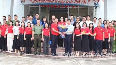 Pertemuan dengan delegasi belia Hung Yen sebelum penyertaan mereka dalam Program Perjalanan Merah di China.