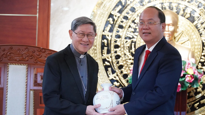 Le cardinal Luis Antonio Gokim Tagle rencontre les dirigeants de Ca Mau avant la cérémonie de béatification du père Truong Buu Diep.