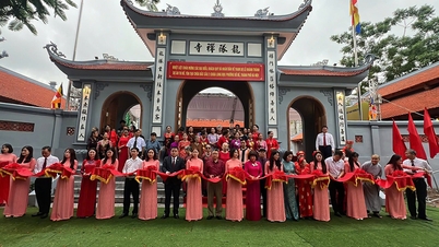 Bo De Ward inaugurates and unveils plaque for the renovated Bac Cau 2 Pagoda.