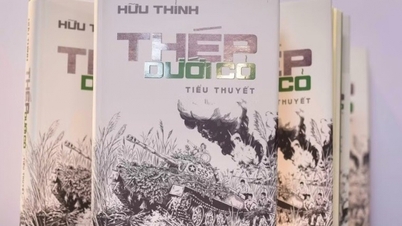 កវី ហ៊ូវ ធីញ (Huu Thinh) ចេញផ្សាយប្រលោមលោករបស់គាត់ “ដែកថែបក្រោមស្មៅ”។