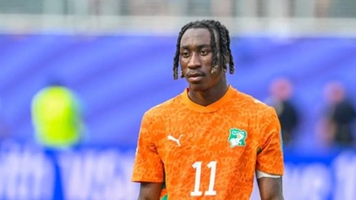 Manchester United hat einen Spieler von Ajax im Visier, der Yan Diomande zum Verwechseln ähnlich sieht und nur die Hälfte des Preises kosten soll.