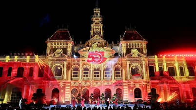 Una multitud se congregó en la sede del Comité Popular de Ciudad Ho Chi Minh para disfrutar de una proyección de proyección en 3D.
