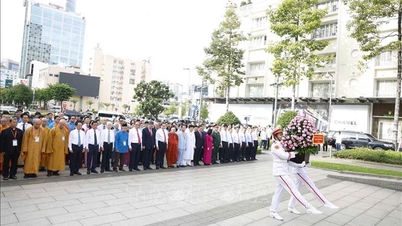 토람 총서기 겸 주석이 호치민시 시정 50주년을 기념하여 헌화하고 있다.