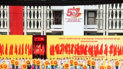 A cidade de Ho Chi Minh organiza uma cerimônia para celebrar o 50º aniversário da cidade ter sido nomeada em homenagem ao presidente Ho Chi Minh.