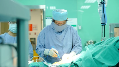 Žena trpící přetrvávajícími bolestmi zad objevila mediastinální nádor stlačující nerv.