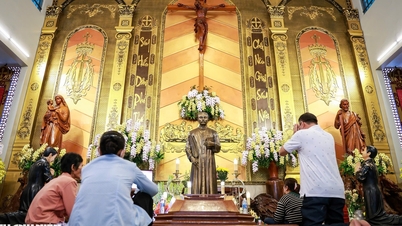 'I've been waiting for this day for a long time': People from all over flock to Tac Say before the beatification ceremony.