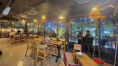 Om de kosten voor muziek te vermijden, draaien café-eigenaren in Hanoi luisterboeken en tekenfilms.