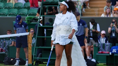 Naomi Osaka erregt mit ihrem neuen Outfit Aufsehen und erreicht die dritte Runde von Wimbledon.