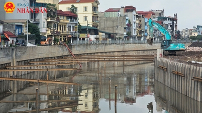 Hanoi: Et oversvømmelseskontrolprojekt til en værdi af over 3,9 billioner VND arbejder hastende på at rydde La Khe-kanalen inden den 30. juni.